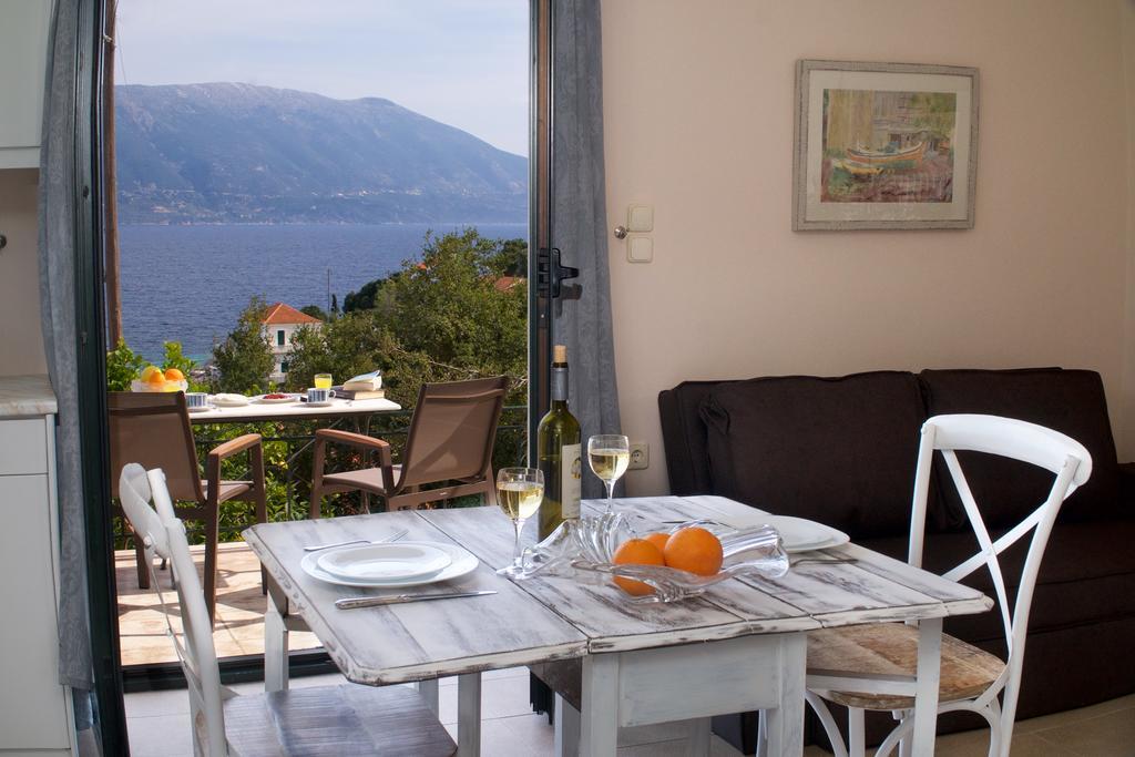 Martini Waterfront Suites Фискардо Екстериор снимка