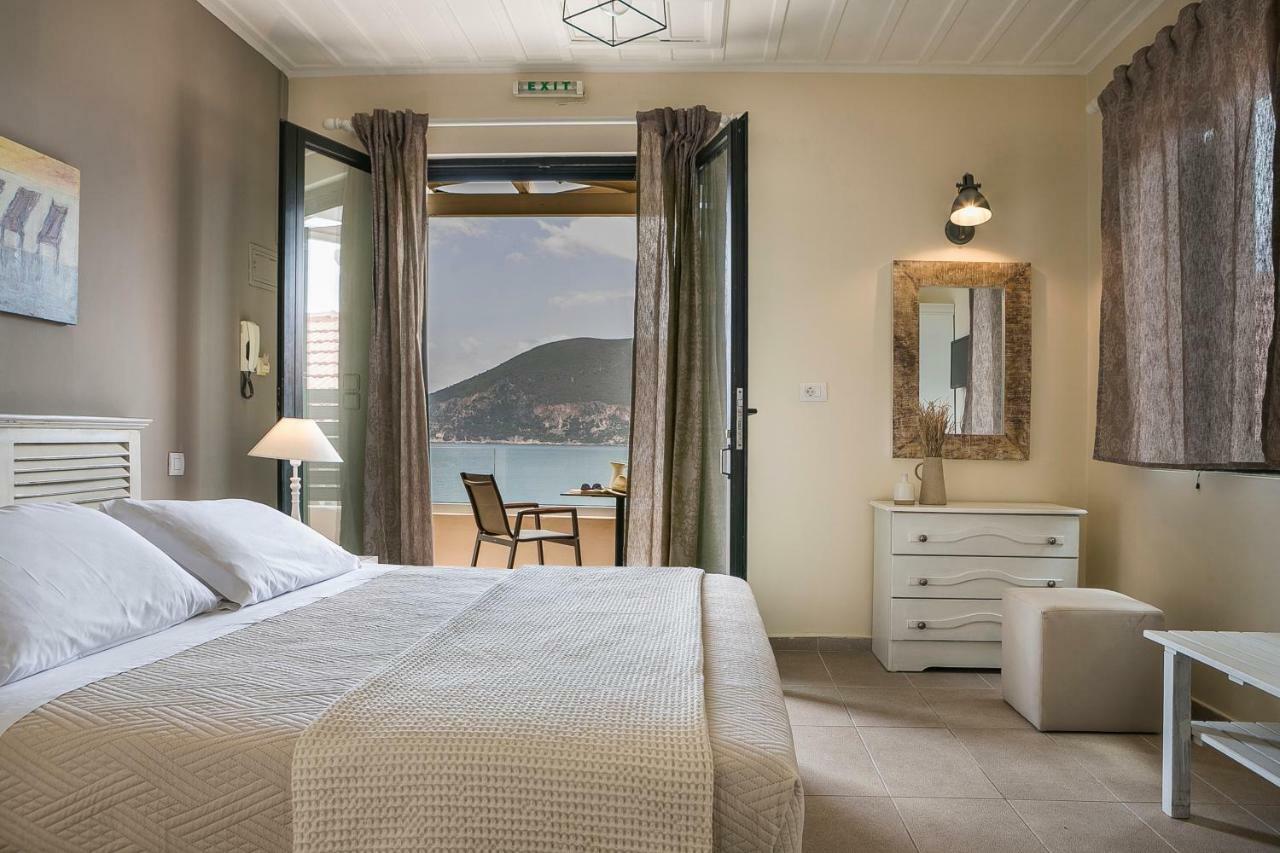Martini Waterfront Suites Фискардо Екстериор снимка