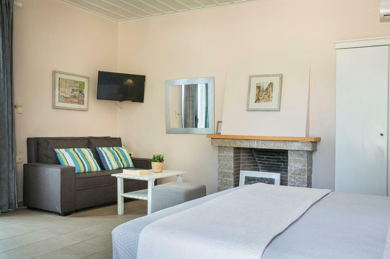 Martini Waterfront Suites Фискардо Екстериор снимка