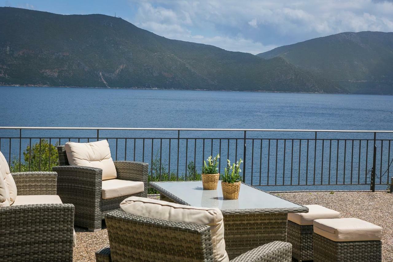 Martini Waterfront Suites Фискардо Екстериор снимка