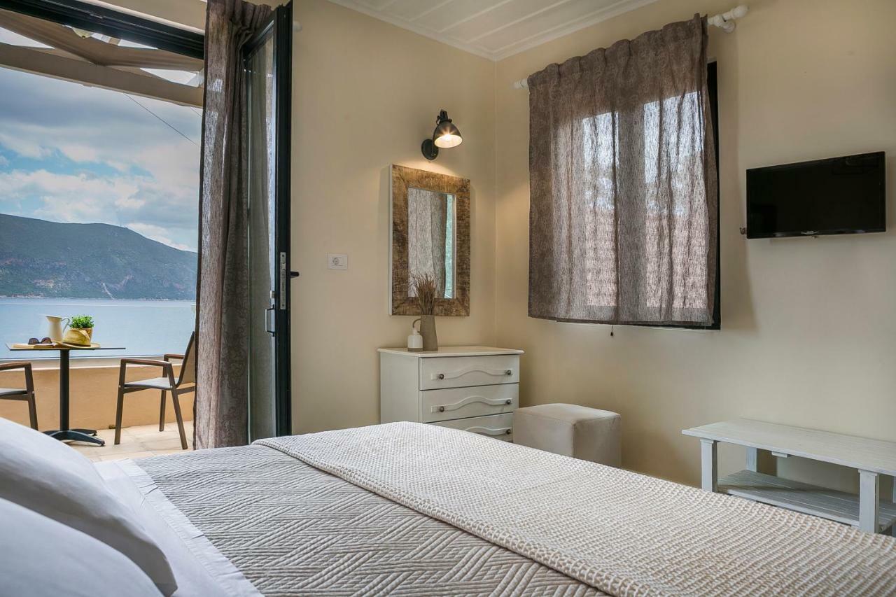 Martini Waterfront Suites Фискардо Екстериор снимка