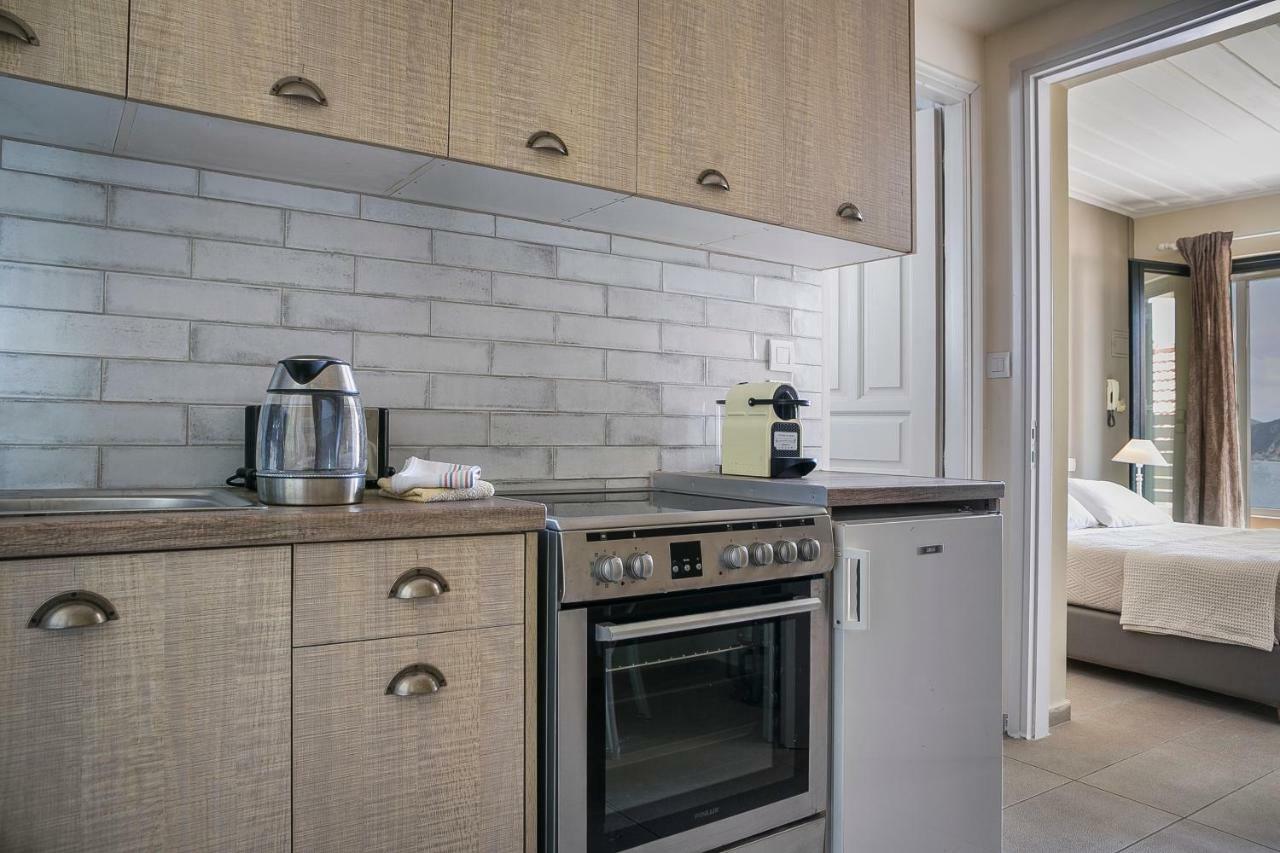Martini Waterfront Suites Фискардо Екстериор снимка