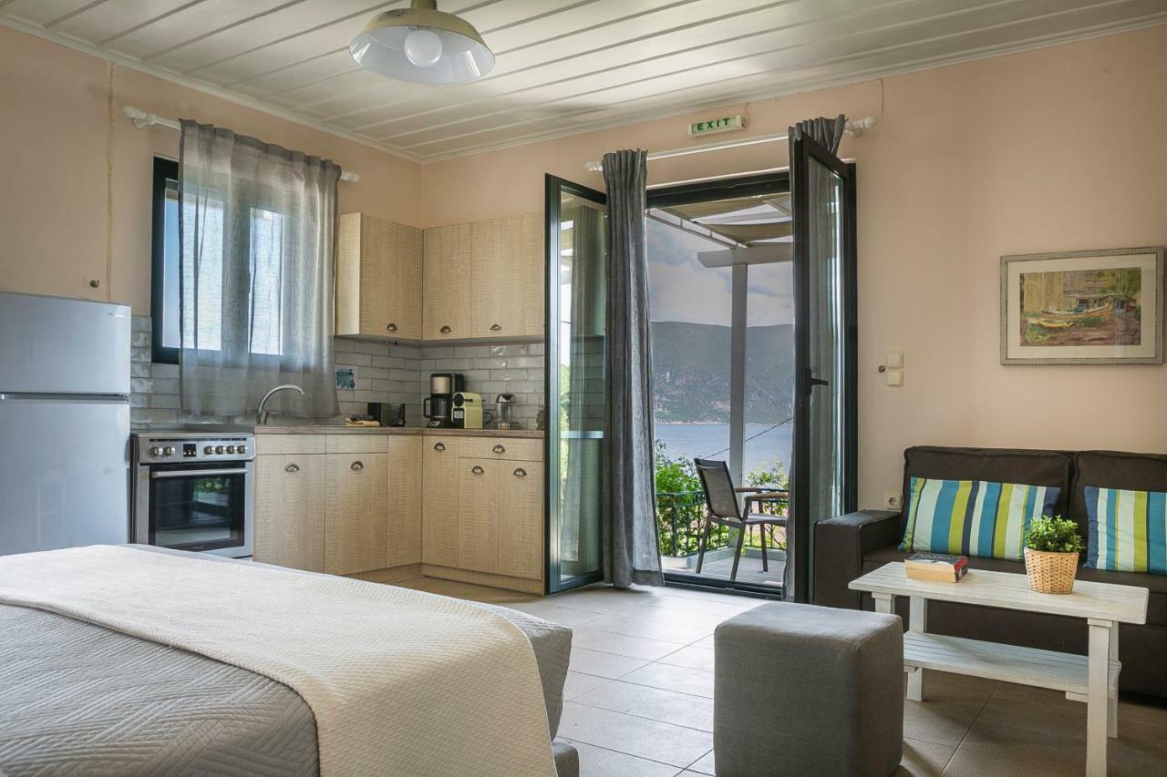Martini Waterfront Suites Фискардо Екстериор снимка