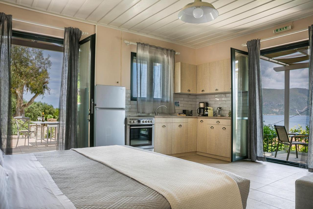 Martini Waterfront Suites Фискардо Екстериор снимка